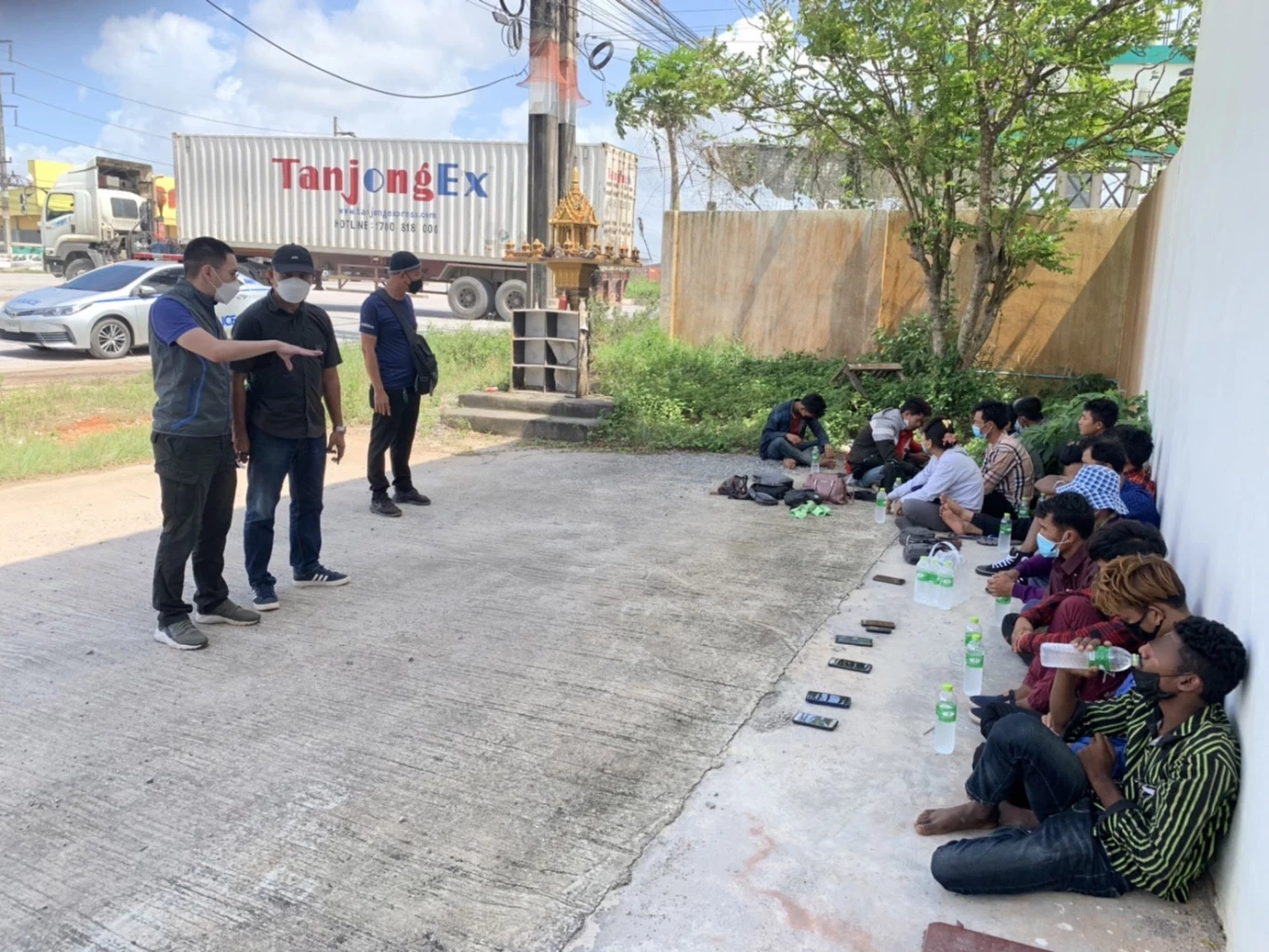 จับฟอร์จูนเนอร์ลอบขนแรงงานเถื่อน อัดแน่นเต็มรถ 16 คน พบติดเชื้อโควิด 5 คน