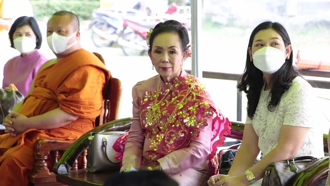 โปรยทานเงิน 1 แสนบาท ให้ผู้สูงอายุและผู้ยากไร้ งานบุญมหาชาติ