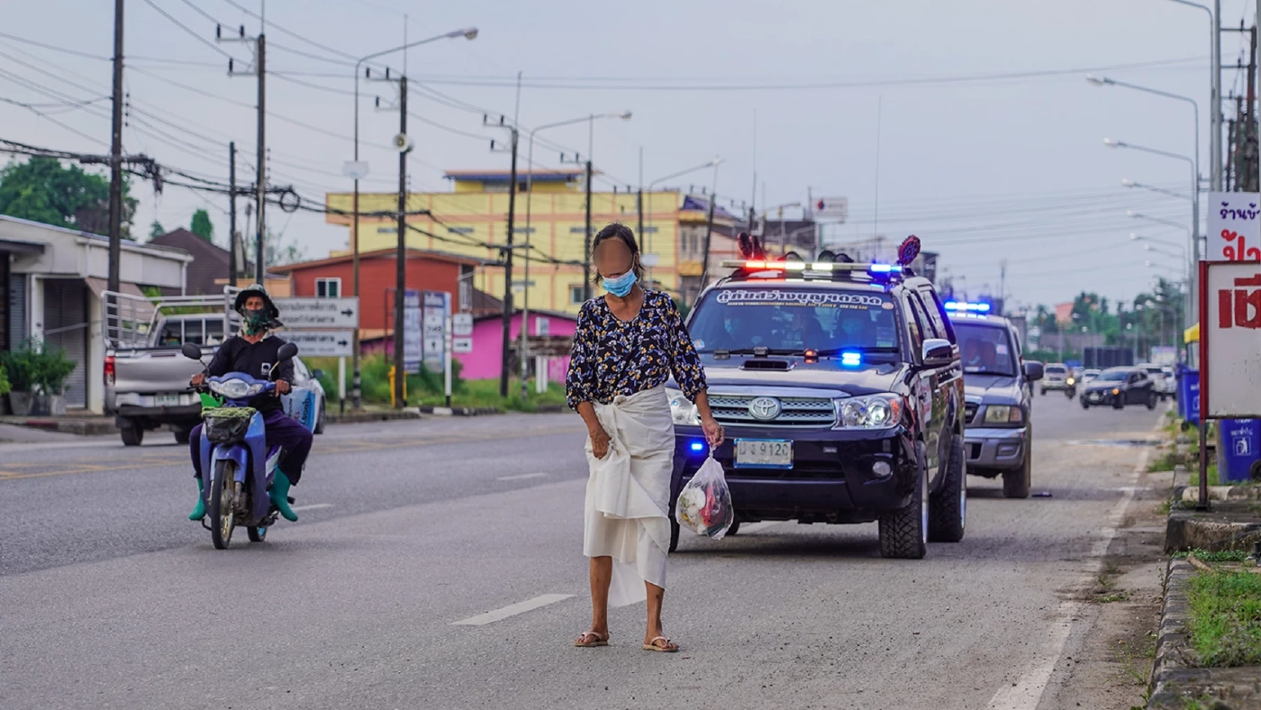 สลด พบหญิงสูงวัย เดินกลางถนนร้องไห้ไม่สวมกางเกง กู้ภัยเร่งช่วยส่งกลับบ้าน