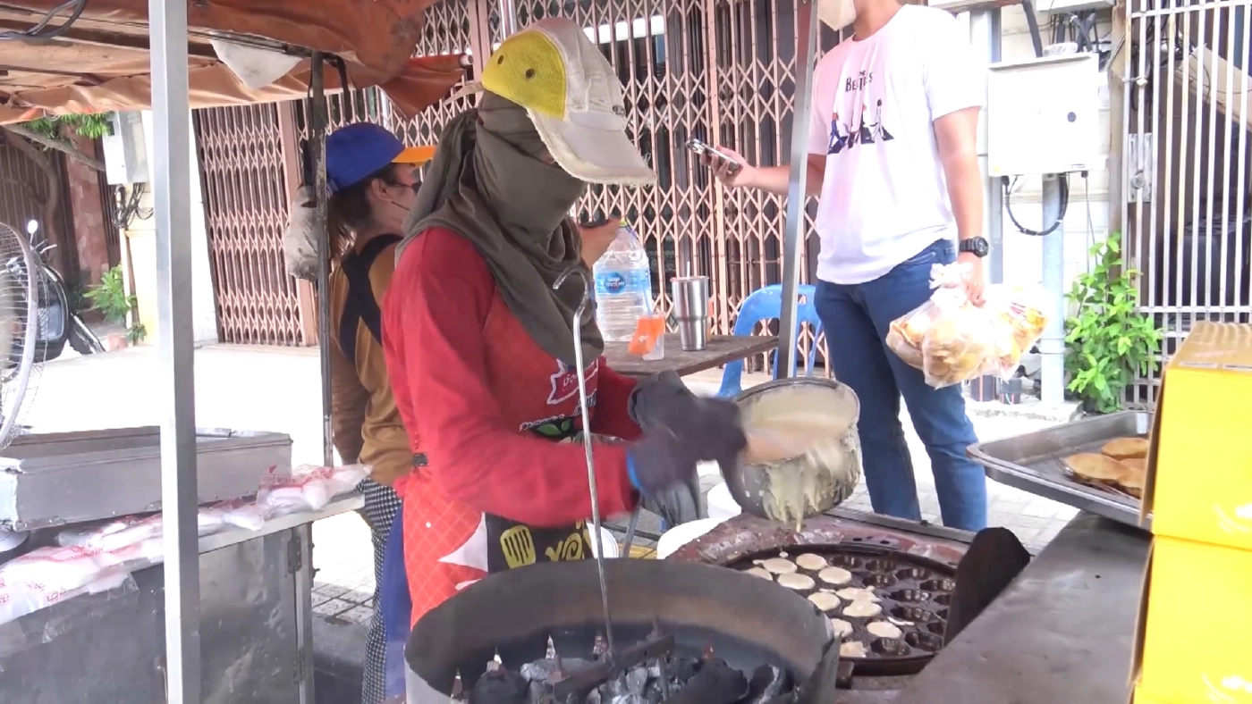 ไม่แคร์ค่าแก๊ส! ขนมไข่ 'เตาถ่าน' ออเดอร์ทะลัก