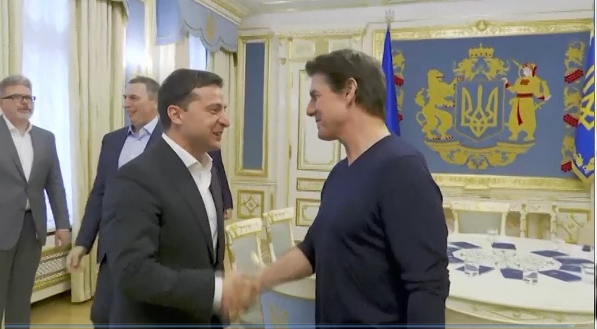 เซเลนสกี้ยอมรับตะลึงในความหล่อของทอม ครูซ