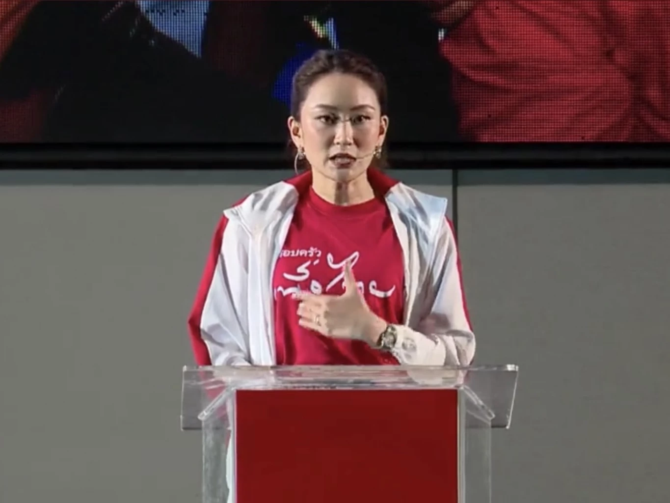 แพทองธาร ชินวัตร หรือ อุ๊งอิ๊ง   บุตรสาวทักษิณ ที่ได้รับการตั้งเป็นหัวหน้าครอบครัวเพื่อไทย 