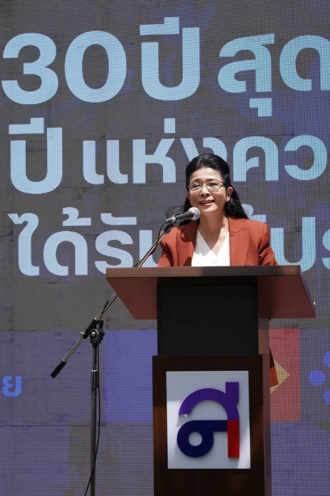 คุณหญิง สุดารัตนื  เกยุราพันธ์  ประธานพรรคไทยสร้างไทย ขึ้นปราศรัยในโอกาสครบ 30 ปีเส้นทางการเมือง