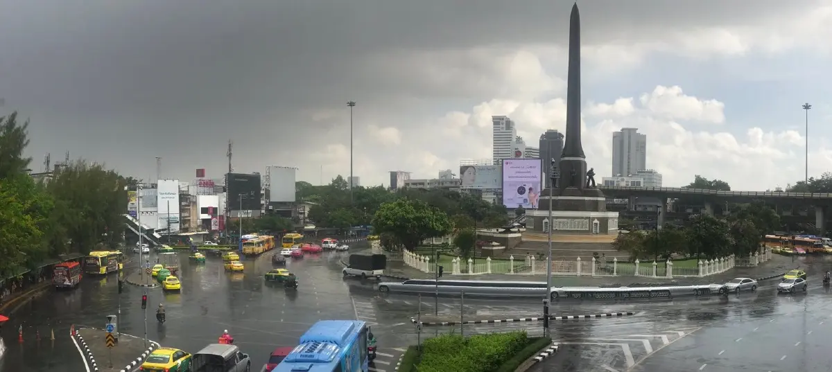 จส.100 เผย ฝนตกในหลายพื้นที่ เคลื่อนตัวทิศเหนือ แนวโน้มคงที่