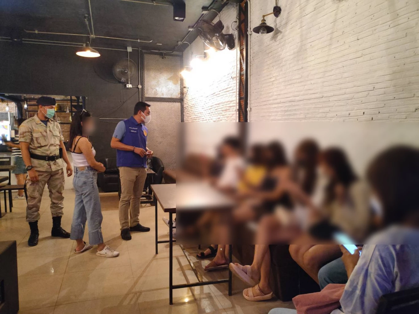 โคราชเย้ยโควิด ตรวจจับ 14 ร้านอาหาร เจอวัยรุ่น80 คน นั่งดื่มเต็มถนน