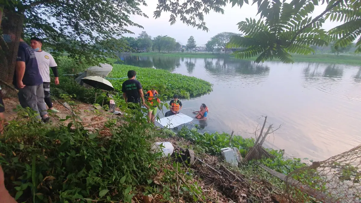 5 วัยรุ่นพายเรือเล่นในหนองน้ำล่มดับ 1 ราย
