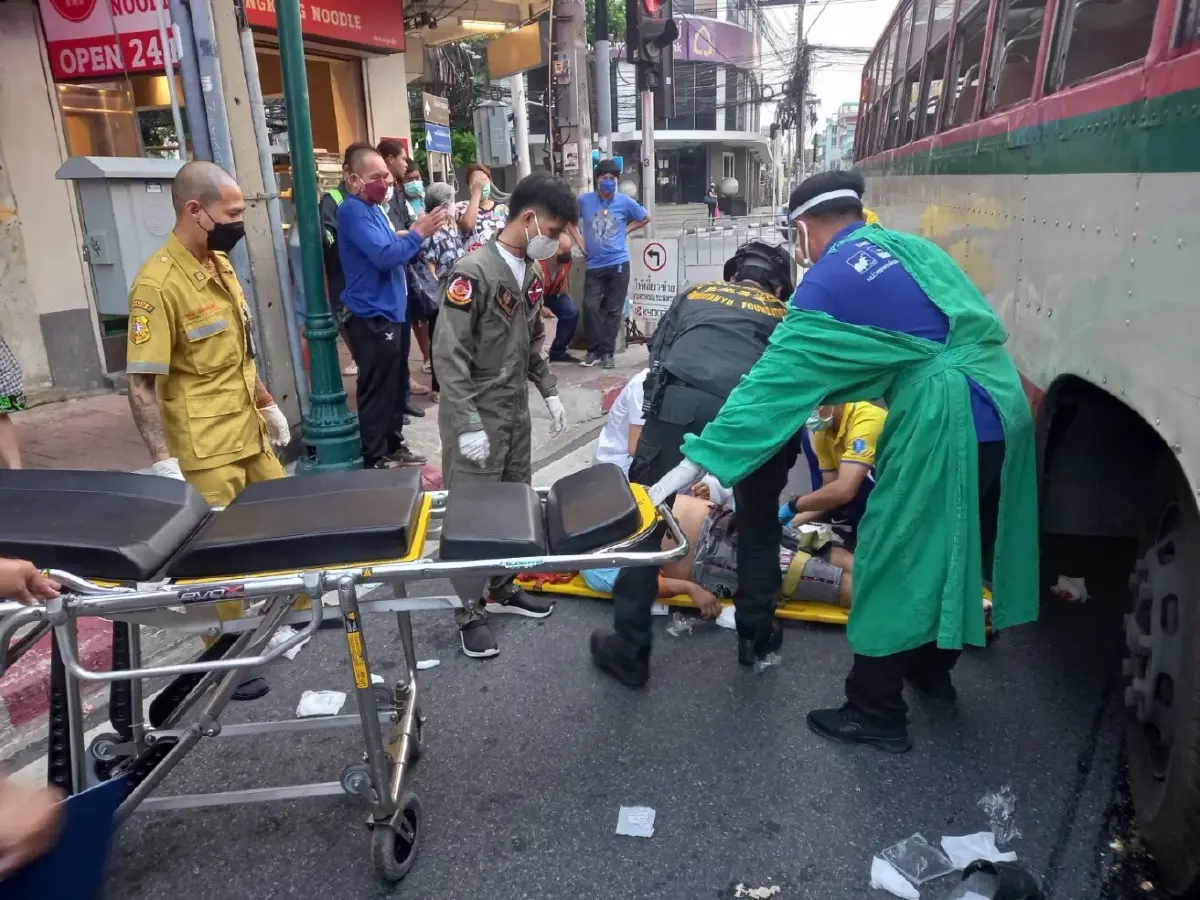 ทางม้าลายอีกแล้ว! รถเมล์สาย 82 ชนคนขณะข้ามถนนที่แยกบางลำพู