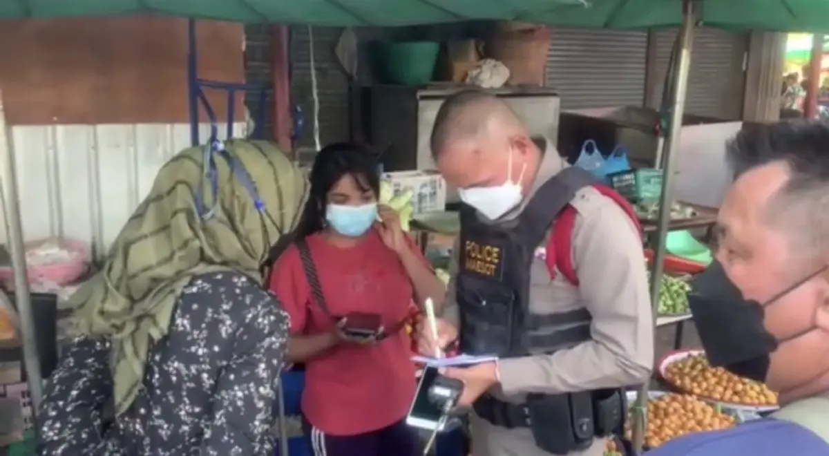 ปืนจ่อแม่ค้ากระชากสร้อยทองกลางตลาดสดหนีลอยนวล