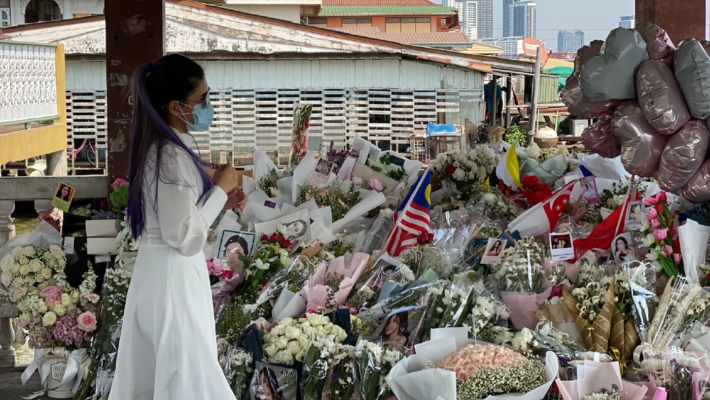 แฟนคลับวางดอกไม้สิ่งของไว้อาลัย "แตงโม นิดา"