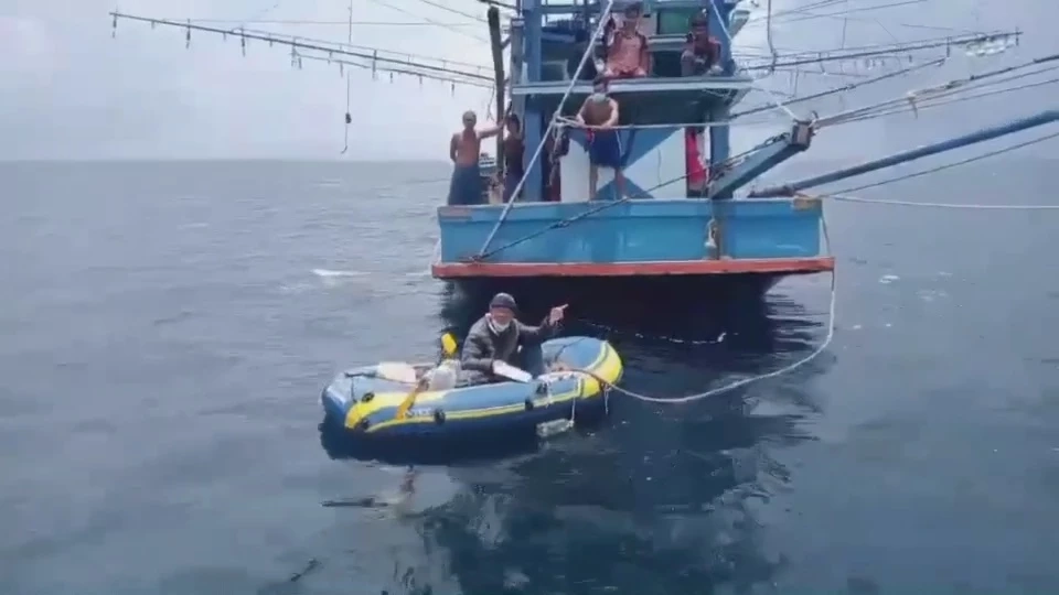 ส่งตัวชายเวียดนามกลับประเทศ หลังพายเรือยาง 18 วัน ตั้งใจไปอินเดีย