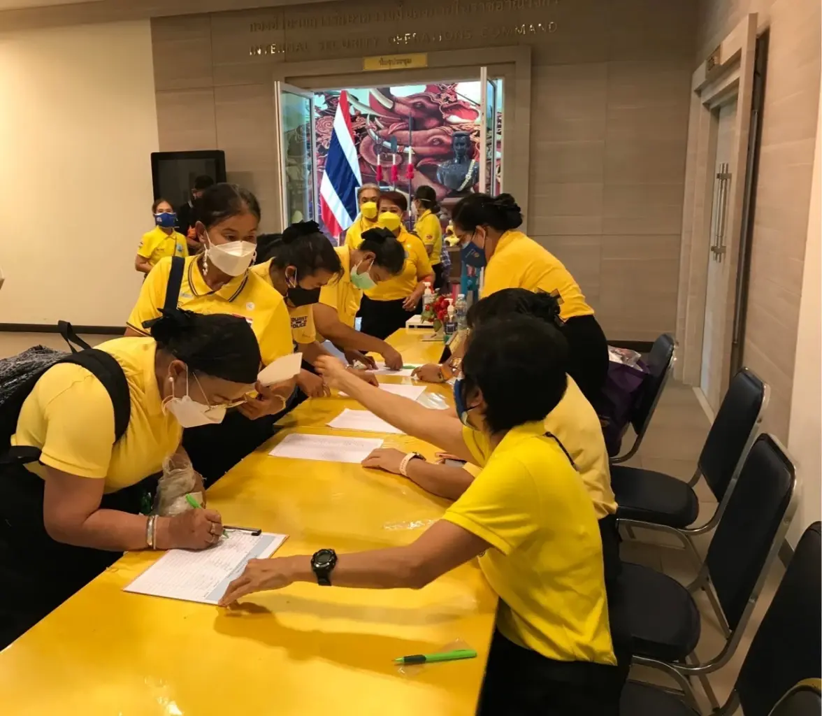 มวลชนของ กอ.รมน. ช่วยรับสายด่วน สปสช. 1330 ลงทะเบียนผู้ติดโควิดรายวัน