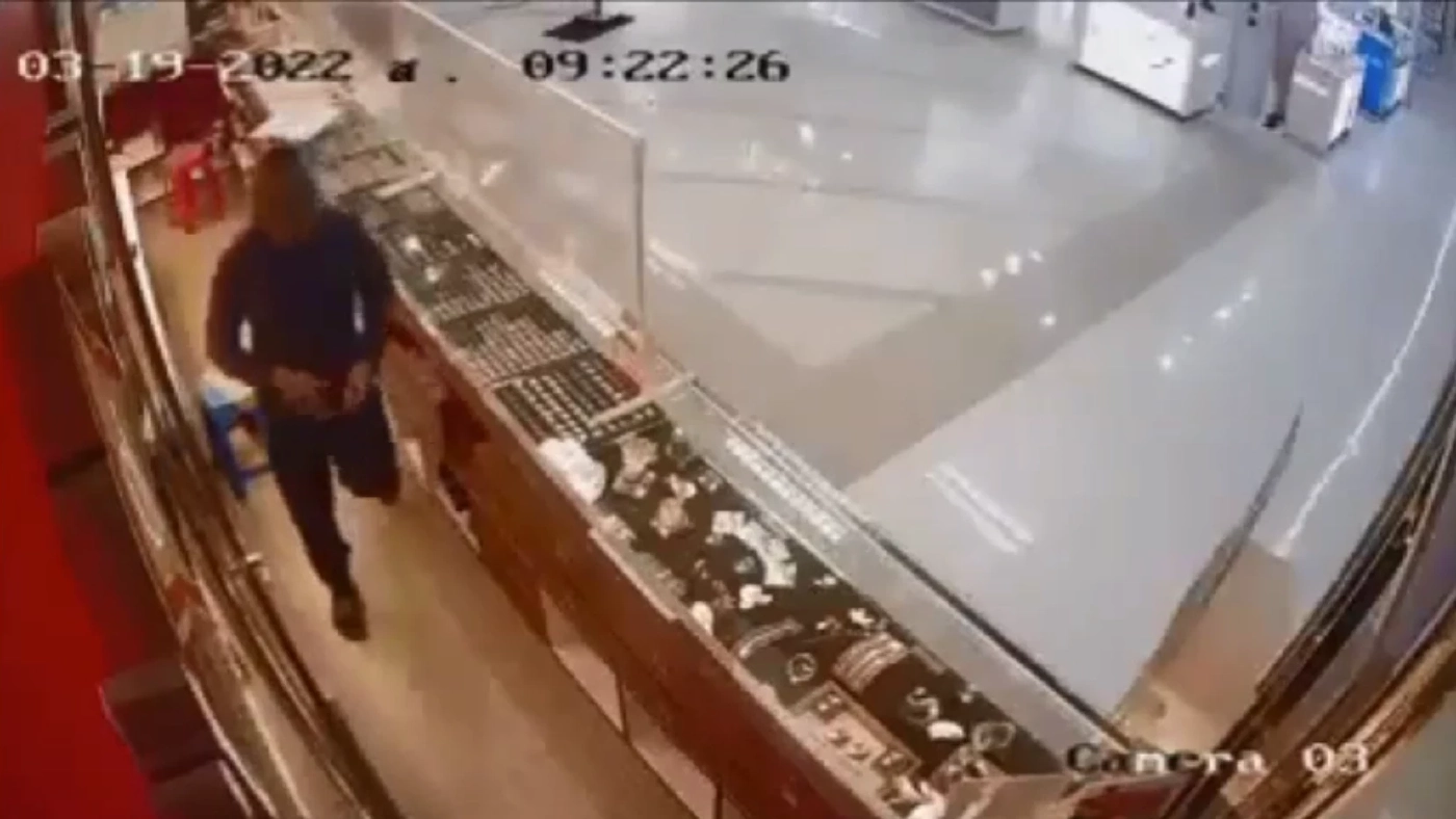 โจรบุกเดี่ยวชิงทอง 22 บาท หนีออกนอกประเทศแล้ว