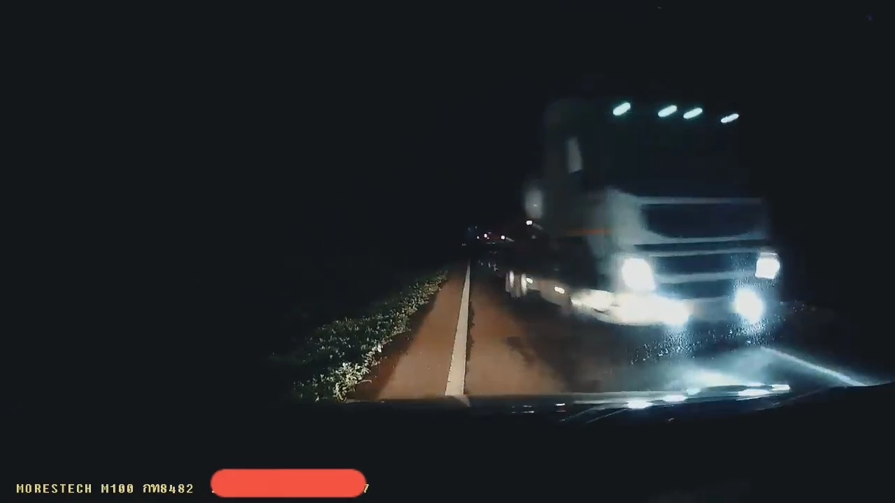 นาทีชีวิต! หักหลบรถพ่วงซิ่งแซงหวิดเกิดอุบัติเหตุ (คลิป)