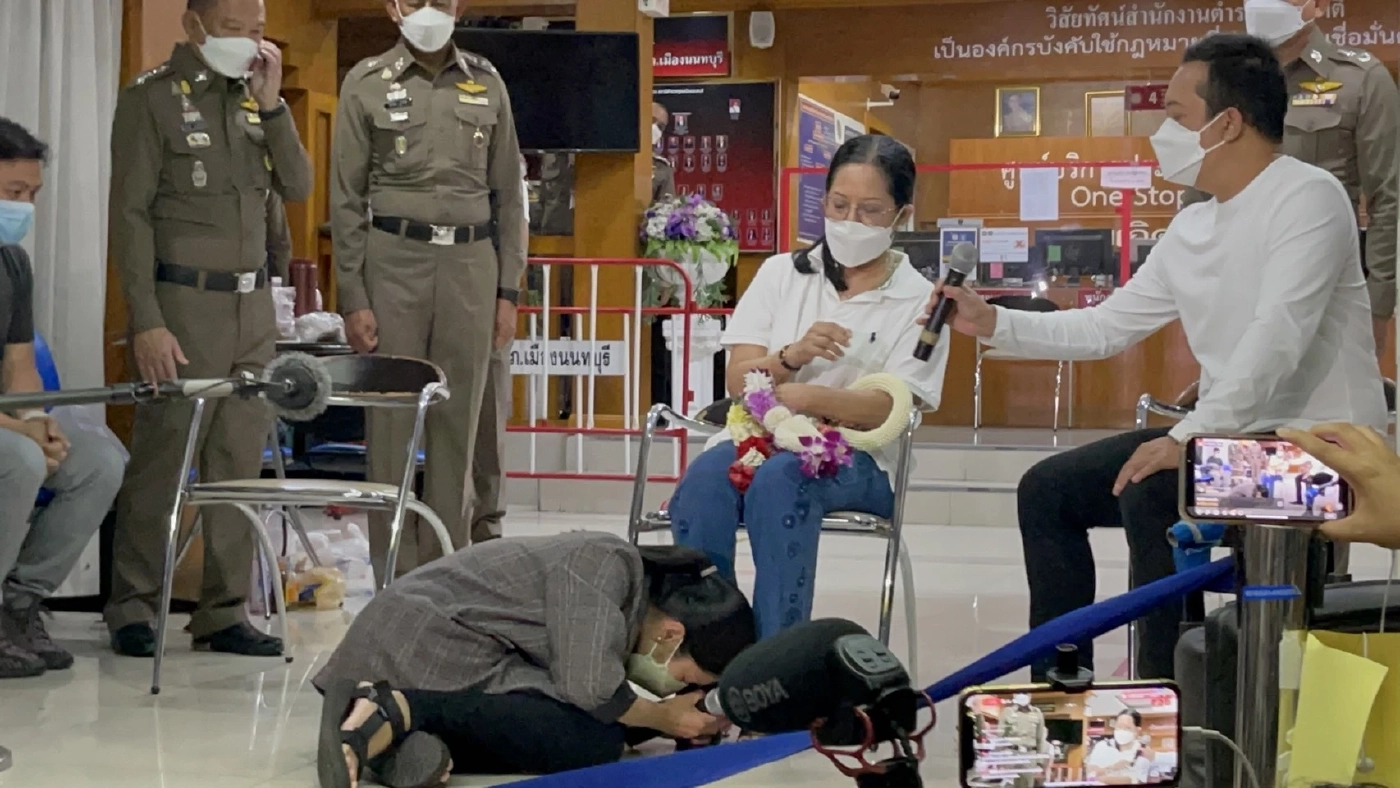 "กระติก-ปอ-โรเบิร์ต" กราบเท้าขอขมาแม่แตงโม แม่ลั่นยังไม่ให้อภัย "กระติก"