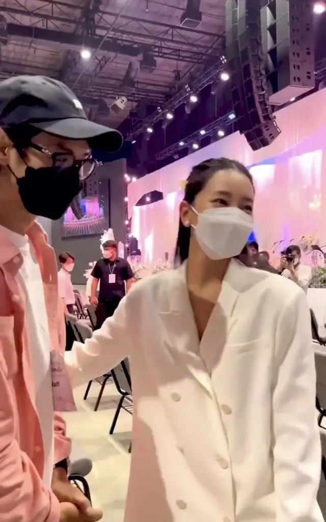 “นุ่น วรนุช” เดินทางเข้าร่วมในพิธีไว้อาลัย “แตงโม นิดา” ในวันนี้