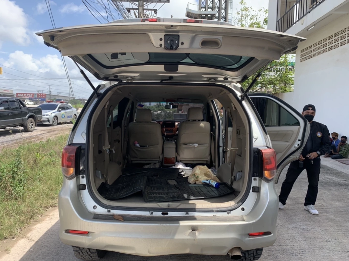 จับฟอร์จูนเนอร์ลอบขนแรงงานเถื่อน อัดแน่นเต็มรถ 16 คน พบติดเชื้อโควิด 5 คน