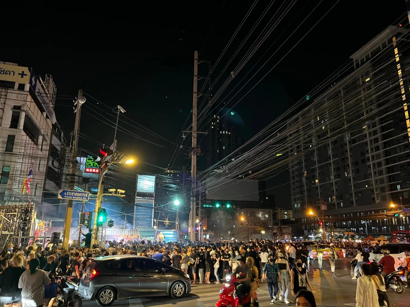 ภาพ ปชช. จำนวนมากมาไหว้ พระราหู ที่ศาลพระพิฆเนศ สี่แยกห้วยขวาง 