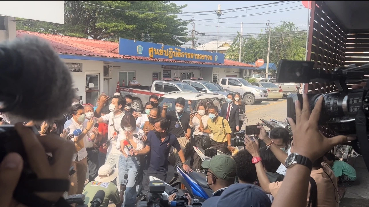 "โบ สุรัตนาวี สุวิพร" หรือ "โบ TK" นักร้องสาว