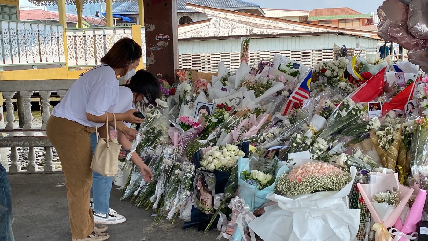 แฟนคลับวางดอกไม้สิ่งของไว้อาลัย "แตงโม นิดา"