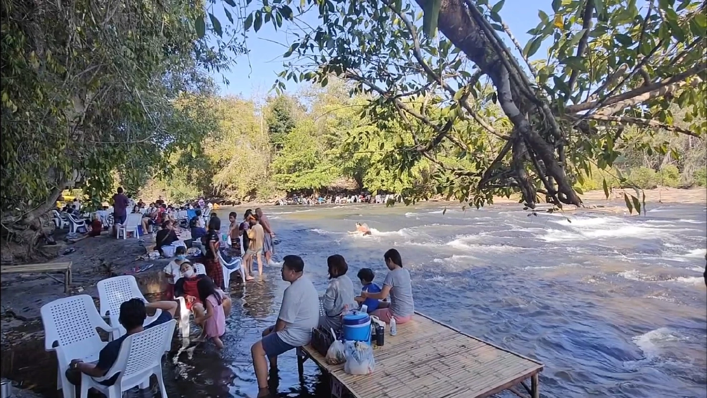 ชาวพิษณุโลกหนีร้อนแห่เล่นน้ำลำน้ำเข็ก-แก่งซาง