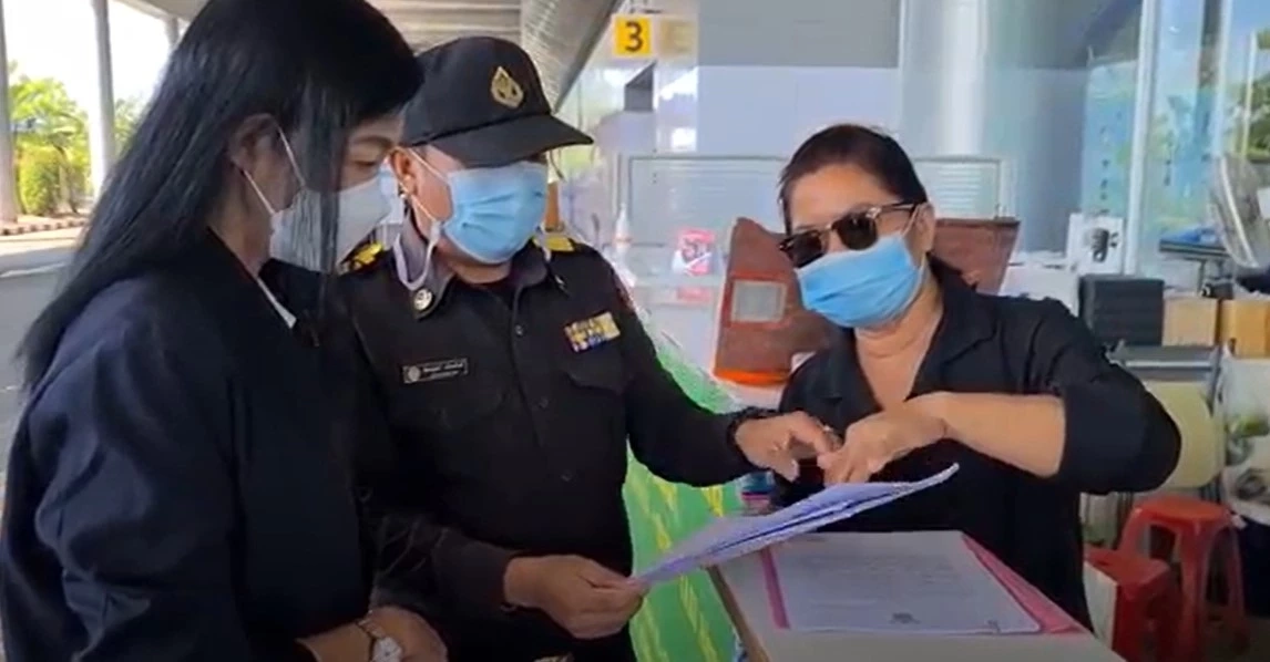 โชเฟอร์แท็กซี่ป้ายดำ เข้าพบตำรวจยันบริสุทธิ์แค่ไปถ่ายหนัก