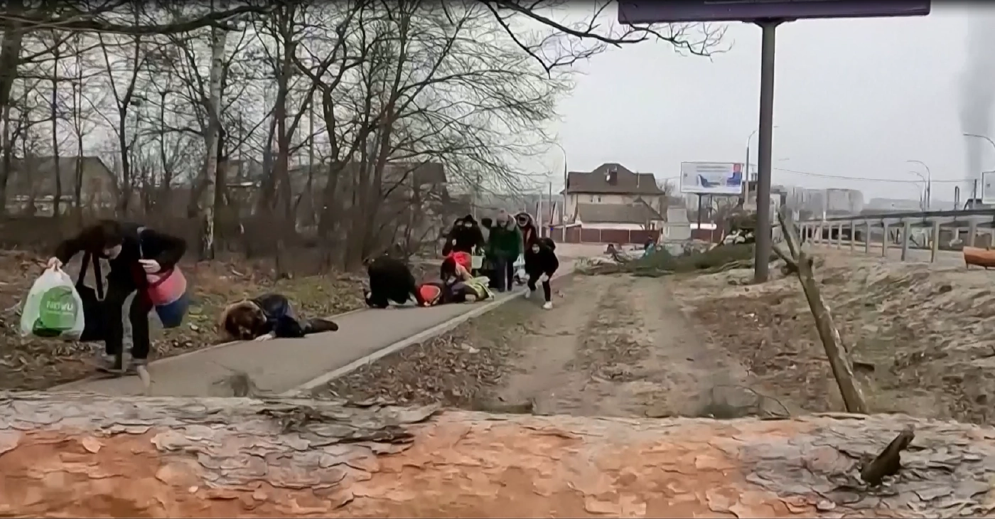 ชาวเมืองเออร์ปินต้องนอนราบหลบกระสุนปืนใหญ่เป็นระยะเพื่อไปขึ้นรถ