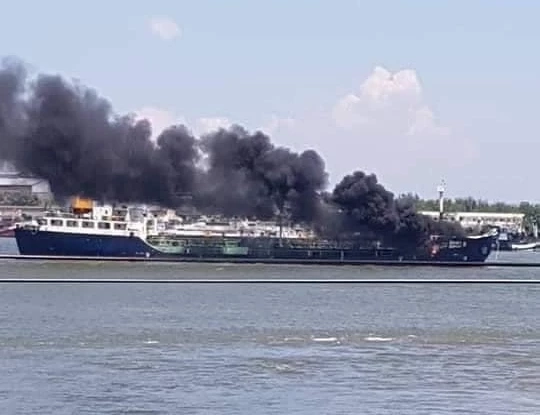 14 ชีวิตระทึก "เรือบรรทุกน้ำมัน" 3 ล้านลิตร ระเบิดกลางเจ้าพระยา ลูกเรือดับ