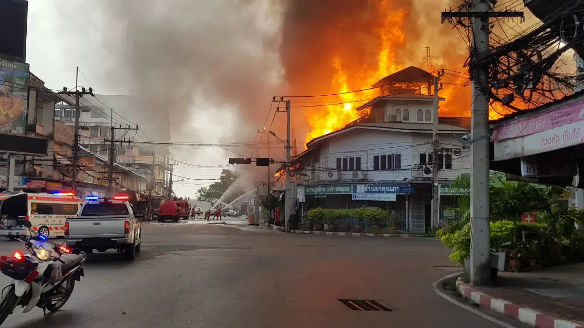 ระทึก! ไฟไหม้ย่านธุรกิจเก่าแก่ 100 ปี กลางเมืองปราจีนบุรี เสียหายวอด 30 คูหา