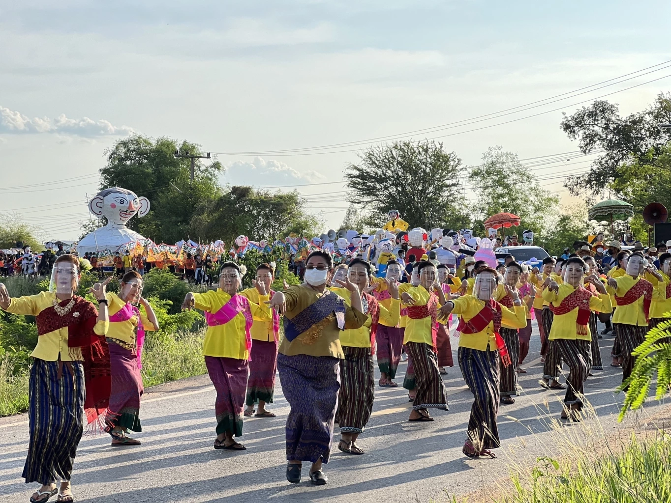 อลังการแห่หุ่นเซียงยืน200ตัวบุญผะเหวด หนึ่งเดียวในไทย