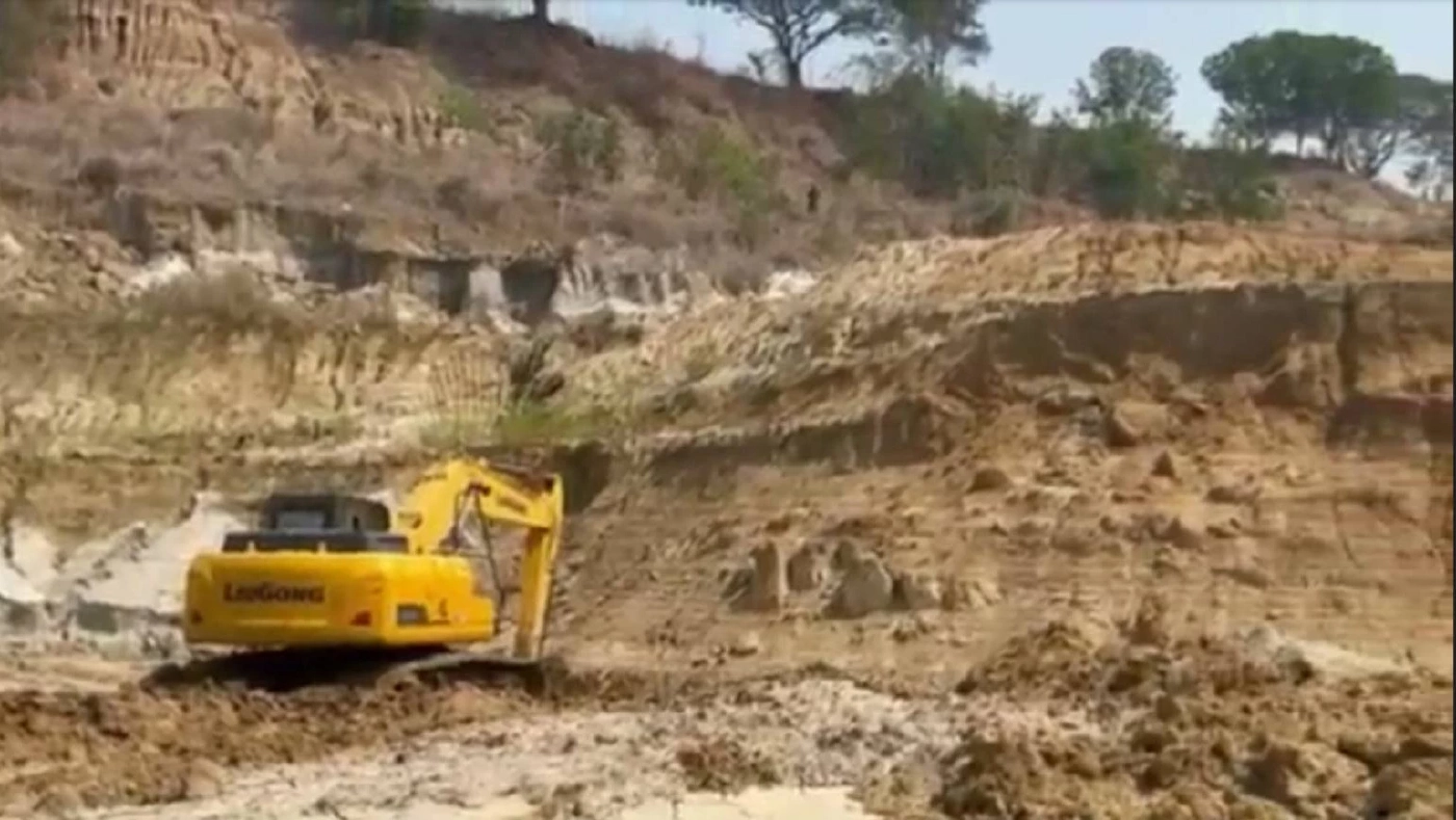 บุกจับบ่อดินเถื่อนรุกล้ำลำเหมืองสาธารณะ