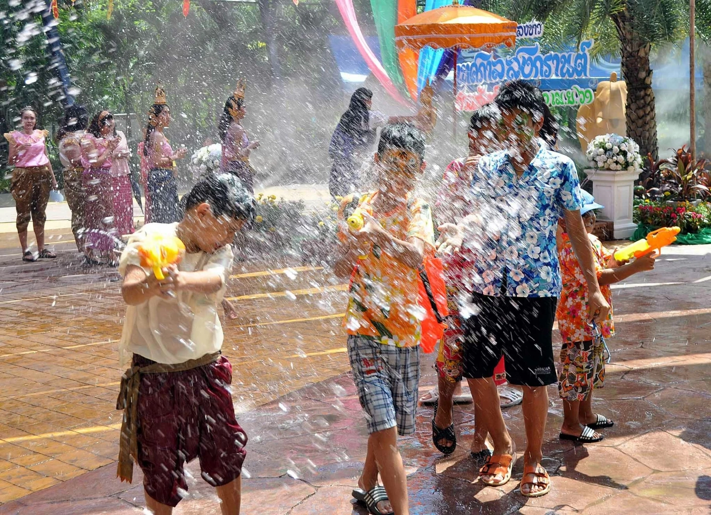 "เทศกาลสงกรานต์" หรือ "วันปีใหม่ไทย"