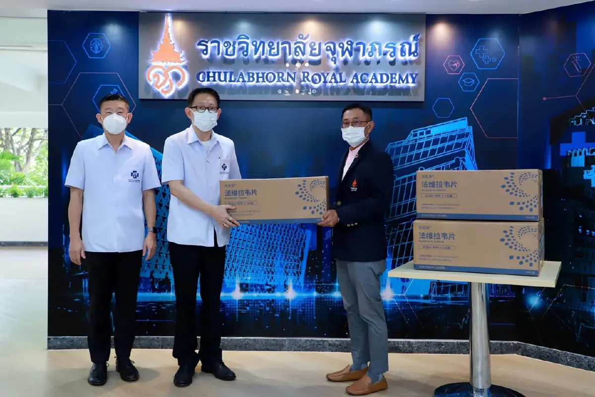 ราชวิทยาลัยจุฬาภรณ์มอบยาฟาวิพิราเวียร์ 5 แสนเม็ดให้ สปสช. ช่วยผู้ป่วยโควิด