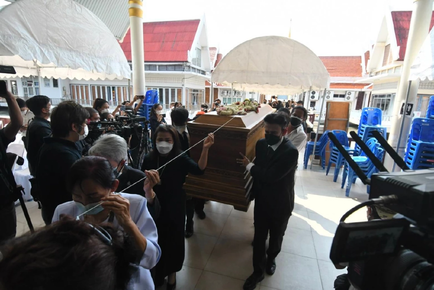 เคลื่อนร่าง "สรพงศ์" ไปวัดเทพศิรินทร์ ครอบครัว - แฟนคลับ ร่วมพิธีแน่นศาลาฯ