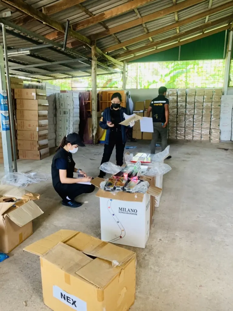 DSI  สนธิกำลังเข้าตรวจค้น ยึดบุหรี่และสุราเถื่อนเลี่ยงภาษี กว่า 500 ล้านบาท