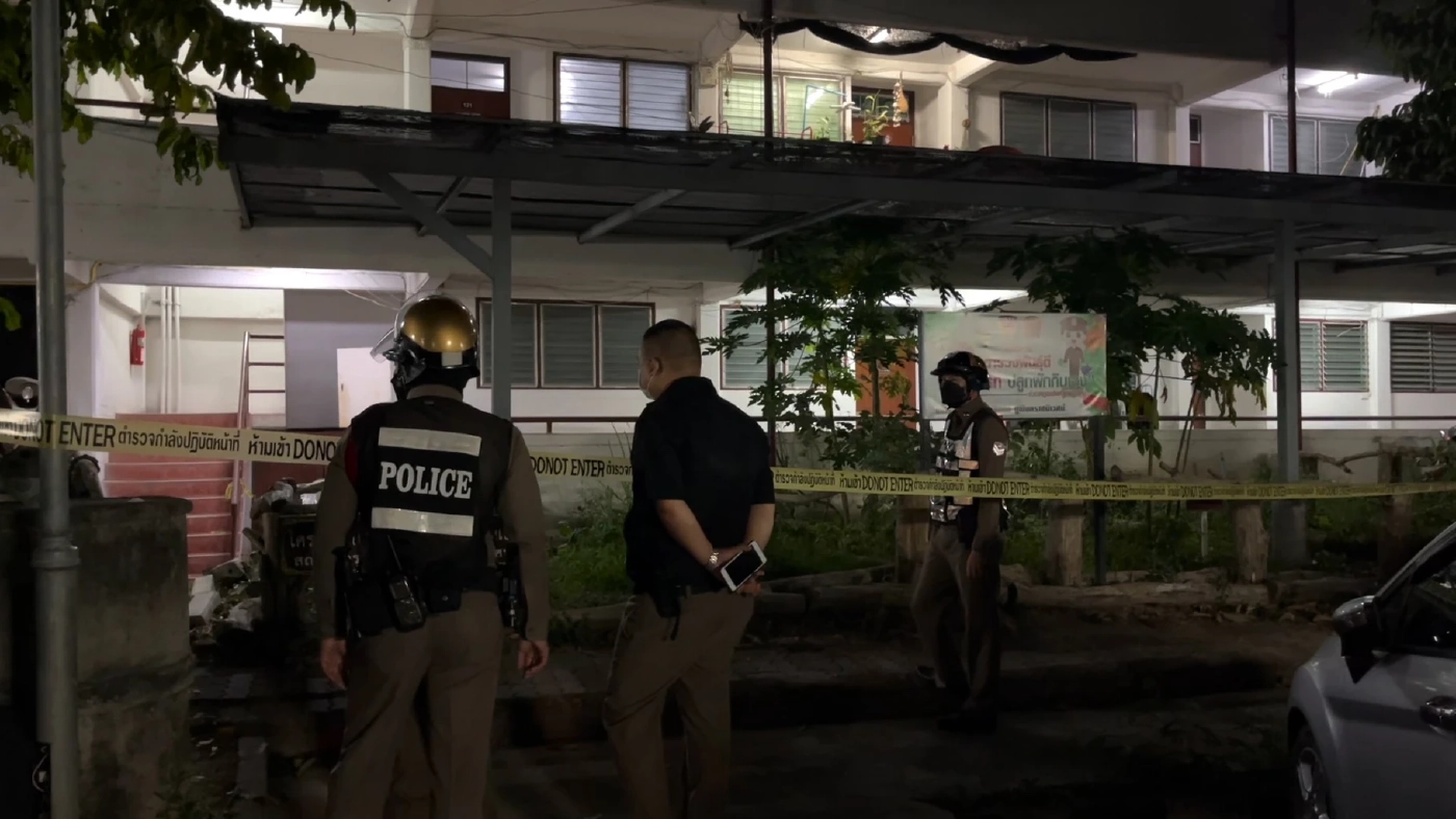 พ่อรับศพลูกชายที่ถูกตำรวจยิงในแฟลตยันทำใจไม่ได้