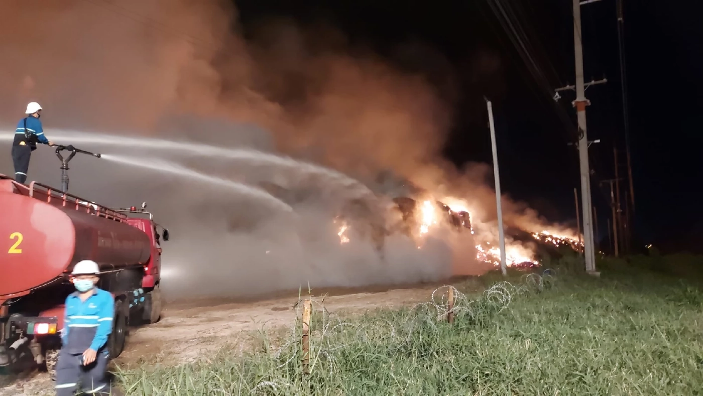 "ไหม้ระทึก" กองอ้อย 3.7 หมื่นตัน จ.สุพรรณบุรี ผู้ว่าฯ สั่งระดม เร่งสกัดเพลิง