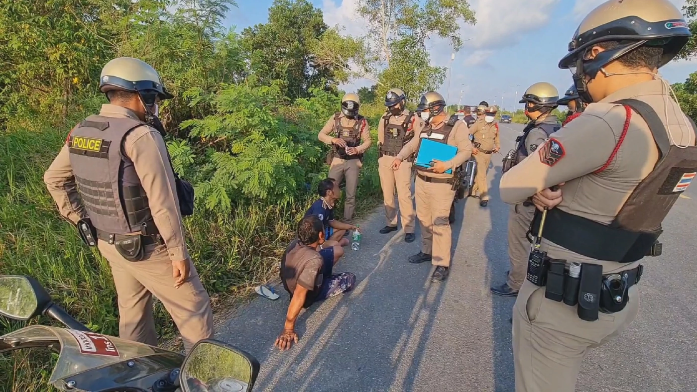 รวบ 2 หนุ่มลักเสาไฟโซลาร์เซลล์ คาหนังคาเขา อ้างแค่มาตัดหญ้าให้วัว