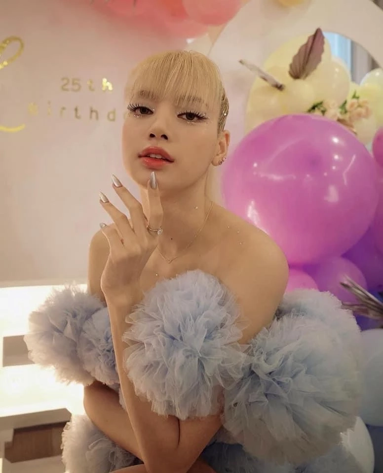 ชาวบลิ๊งค์หัวใจฟู "ลิซ่า ลลิษา" โพสต์รูปชุดฟรุ้งฟริ้ง ฉลองวันเกิดครบ 25 ปี