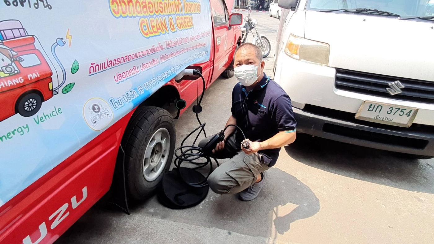 นักธุรกิจหัวใสนำรถเก่าดัดแปลงเป็นรถไฟฟ้าประหยัดกว่า 7 เท่า