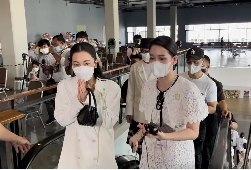 “นุ่น วรนุช” เดินทางเข้าร่วมในพิธีไว้อาลัย “แตงโม นิดา” ในวันนี้