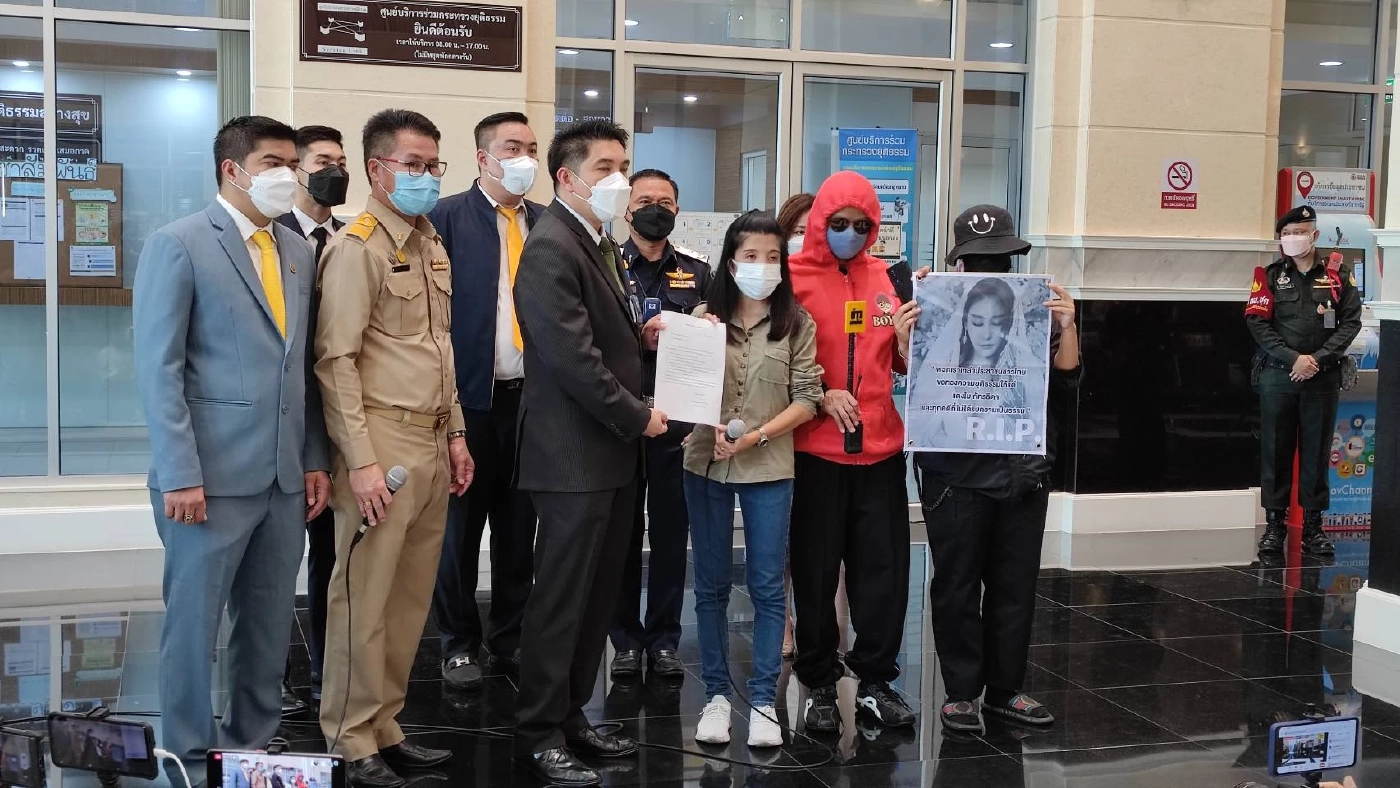 แฟนคลับแตงโมยื่นหนังสือ ยธ. เพื่อทวงความเป็นธรรมให้ดาราสาว