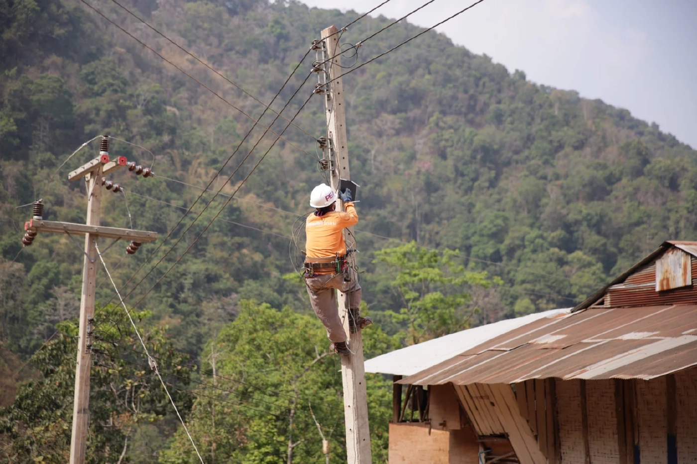 PEA ส่งมอบระบบไฟฟ้าให้กับราษฎรบ้านสุเม่น (ห้วยระแห้) อำเภอศรีสัชนาลัย จังหวัดสุโขทัย