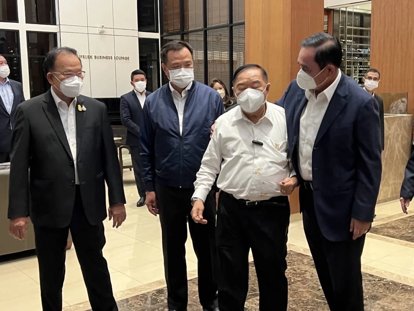 นายกฯลุงตู่ กระชับพื้นที่เคลียร์ใจพรรคร่วม SML พรรคเล็กขอร้อง"อย่ายุบสภา"