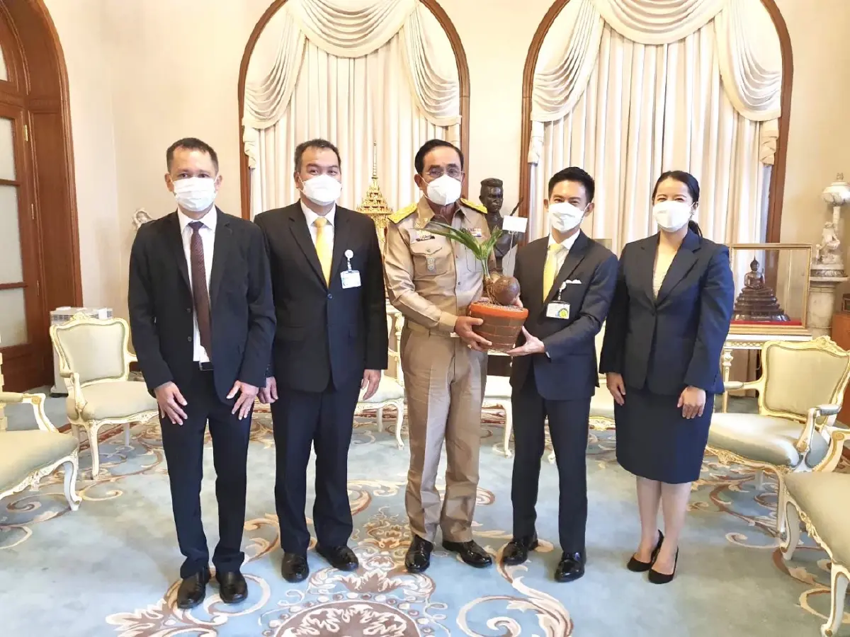 นายชวน หลีกภัย มอบบอนไซมะพร้าวเนื่องในวันเกิด 68 ปี พล.อ.ประยุทธ์