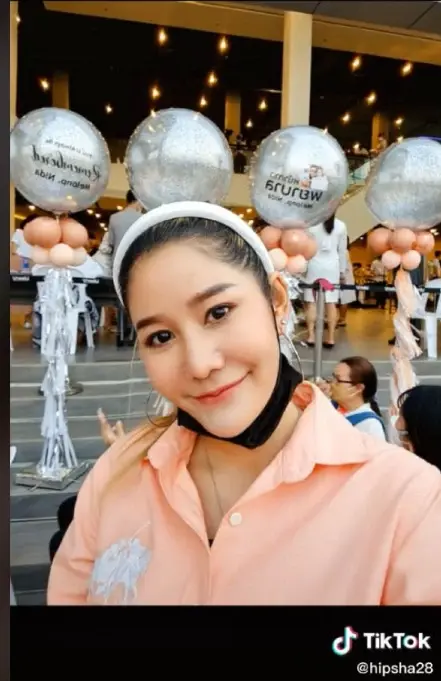ฮือฮาหญิงสาวหน้าใบหน้าคล้าย "แตงโม นิดา" โผล่ร่วมพิธีไว้อาลัย 
