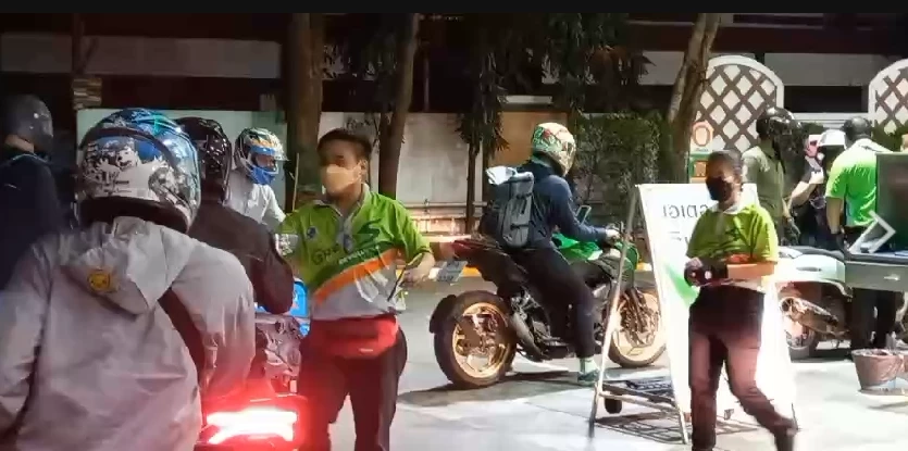 รีบตุนก่อน ชาวบ้านแห่นำรถมาเติมน้ำมันคิวแน่นปั๊ม ก่อนปรับขึ้นพรุ่งนี้