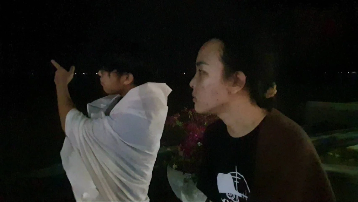 พายุฤดูร้อนพัดนักท่องเที่ยวเล่นเซิร์ฟบอร์ดหวิดดับ