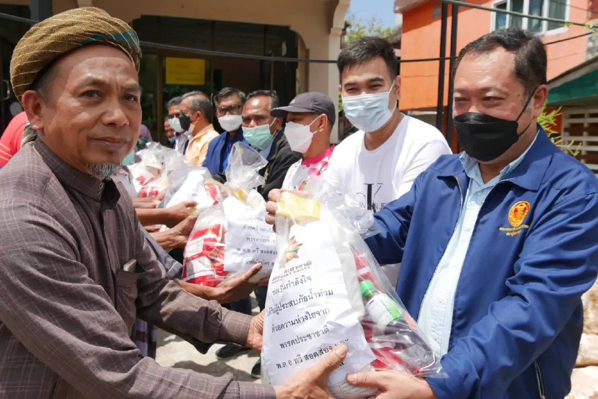 "ทวี"นำทีมส.ส.พรรคประชาชาติแจกถุงยังชีพช่วยปชช.ในพื้นที่สุไหงโกลก