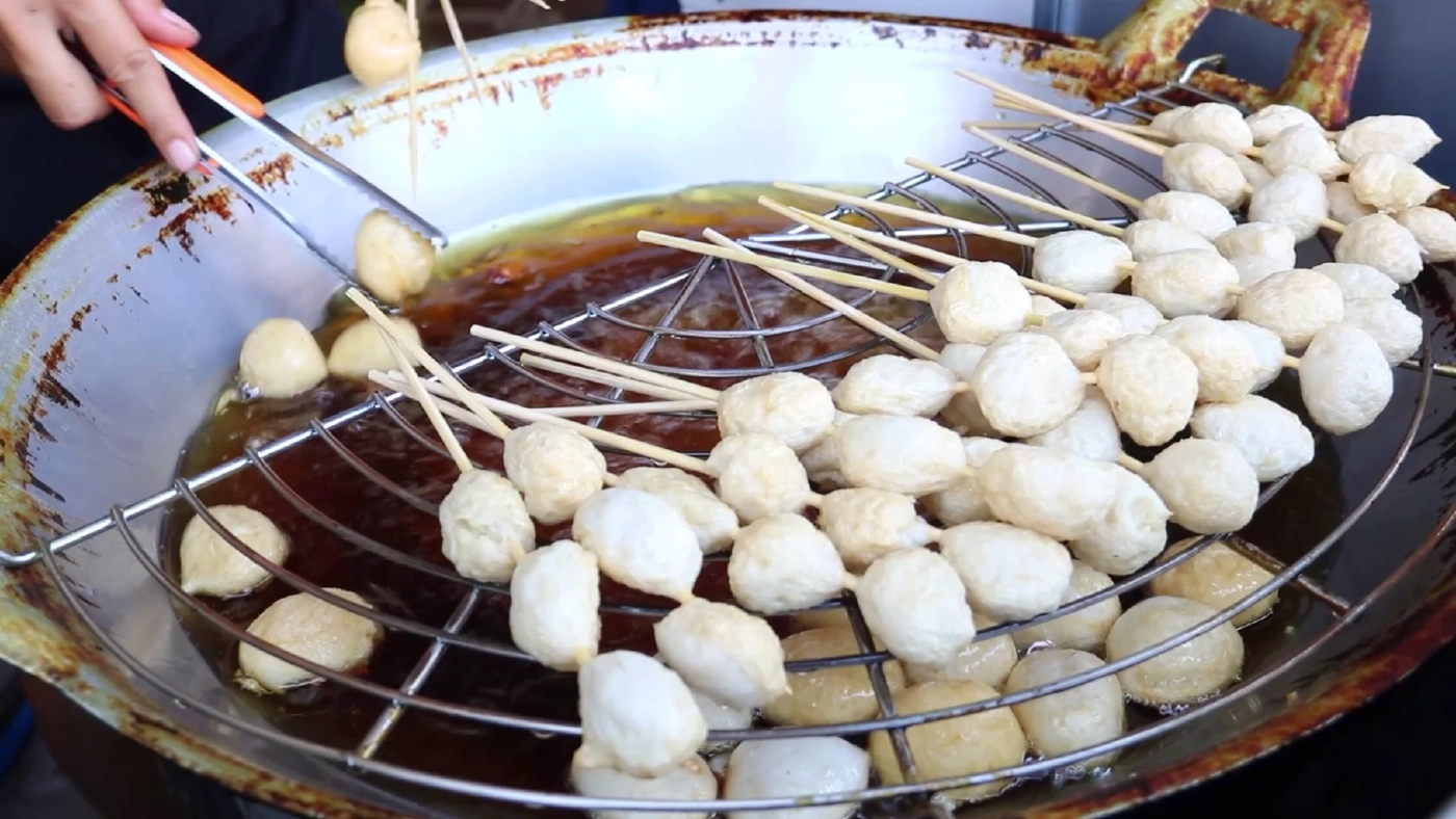 แม่ค้าลูกชิ้นยืนกินอวยพรวันเกิดลิซ่า ชวนแวะชิมจะเลี้ยง 1 วัน