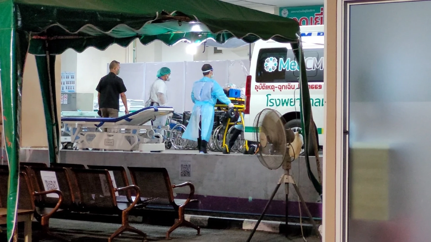 ลูกนายตำรวจกร่าง ทะเลาะ ส.ต.ท. ขโมยปืนพ่อตามไปหาเรื่อง ถูกยิงสวนเจ็บสาหัส